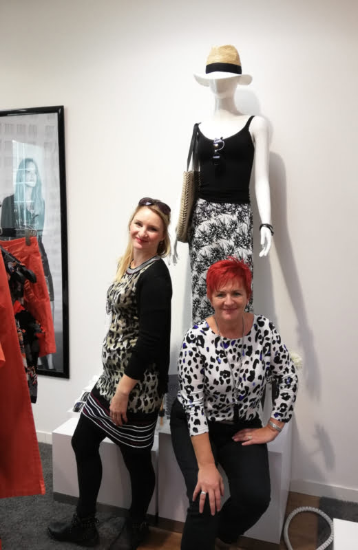 Yvette und Nancy beim Einkauf frischer Mode