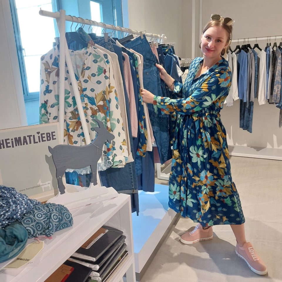 Nancy bei der Auswahl von Kleidungsstücken